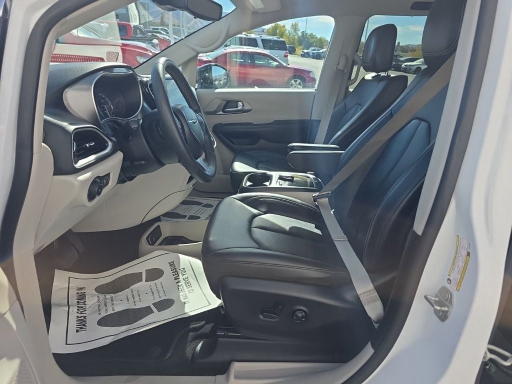 2024 Chrysler Pacifica Touring L + Heated Front Seats & Steering Wheel