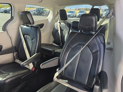 2024 Chrysler Pacifica Touring L + Heated Front Seats & Steering Wheel
