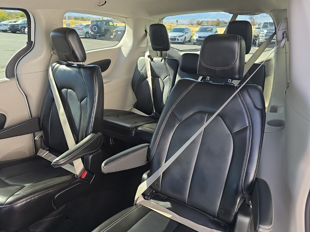 2024 Chrysler Pacifica Touring L + Heated Front Seats & Steering Wheel