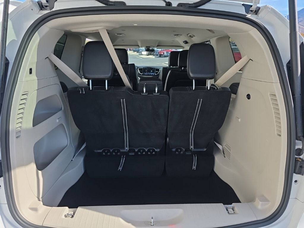 2024 Chrysler Pacifica Touring L + Heated Front Seats & Steering Wheel