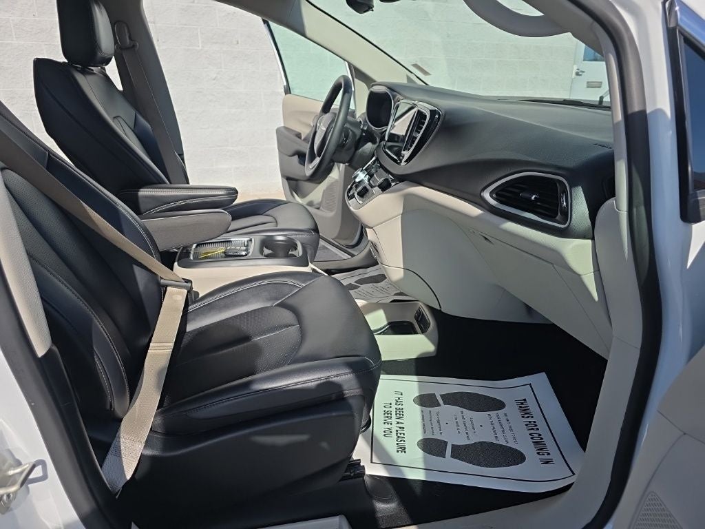2024 Chrysler Pacifica Touring L + Heated Front Seats & Steering Wheel