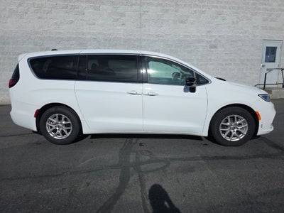 2024 Chrysler Pacifica Touring L + Heated Front Seats & Steering Wheel