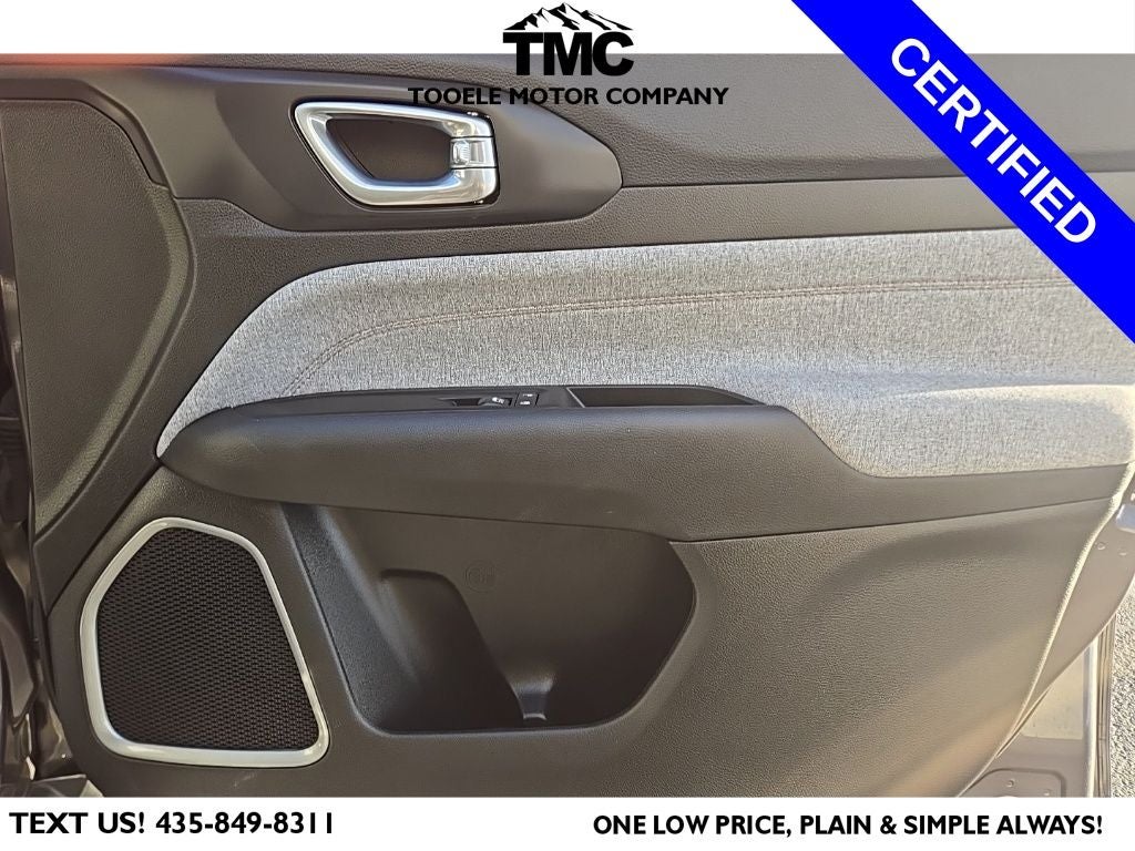 2024 Jeep Compass Latitude Lux + Lane Assist + Heated Front Seats & Steering Whee