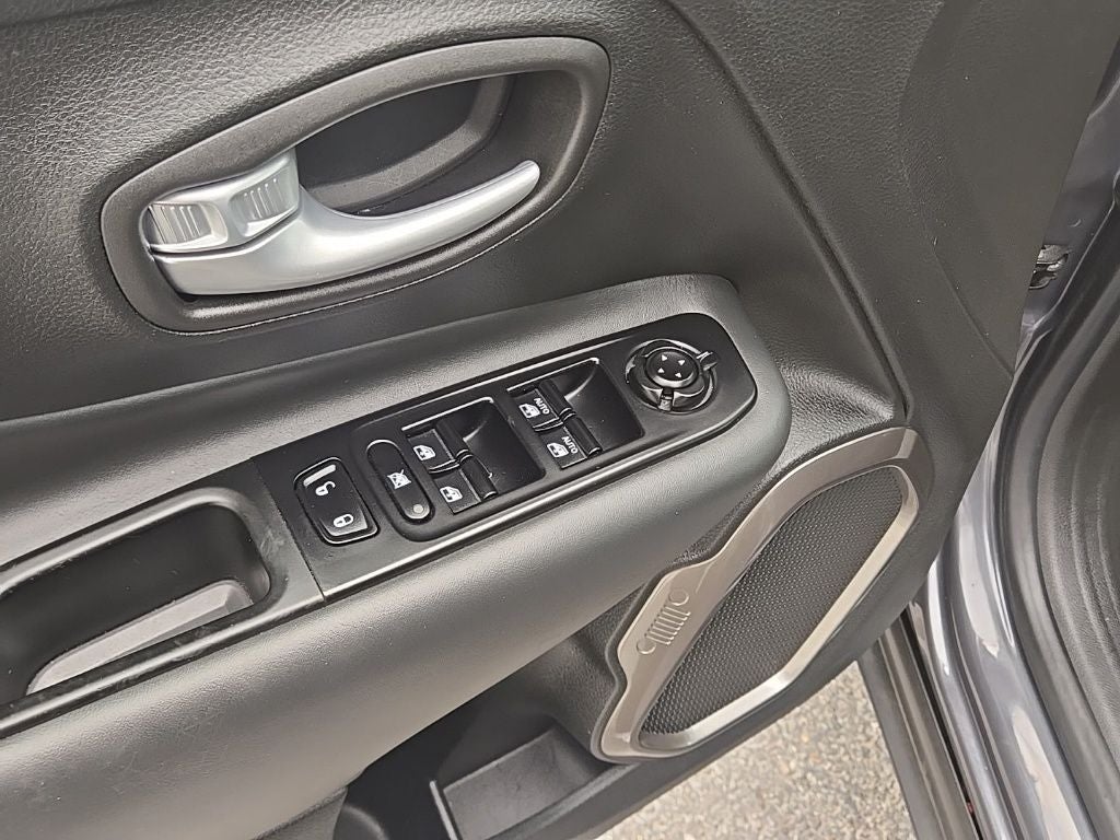 2023 Jeep Renegade Latitude + Push-button Start + Lane Keep Assist